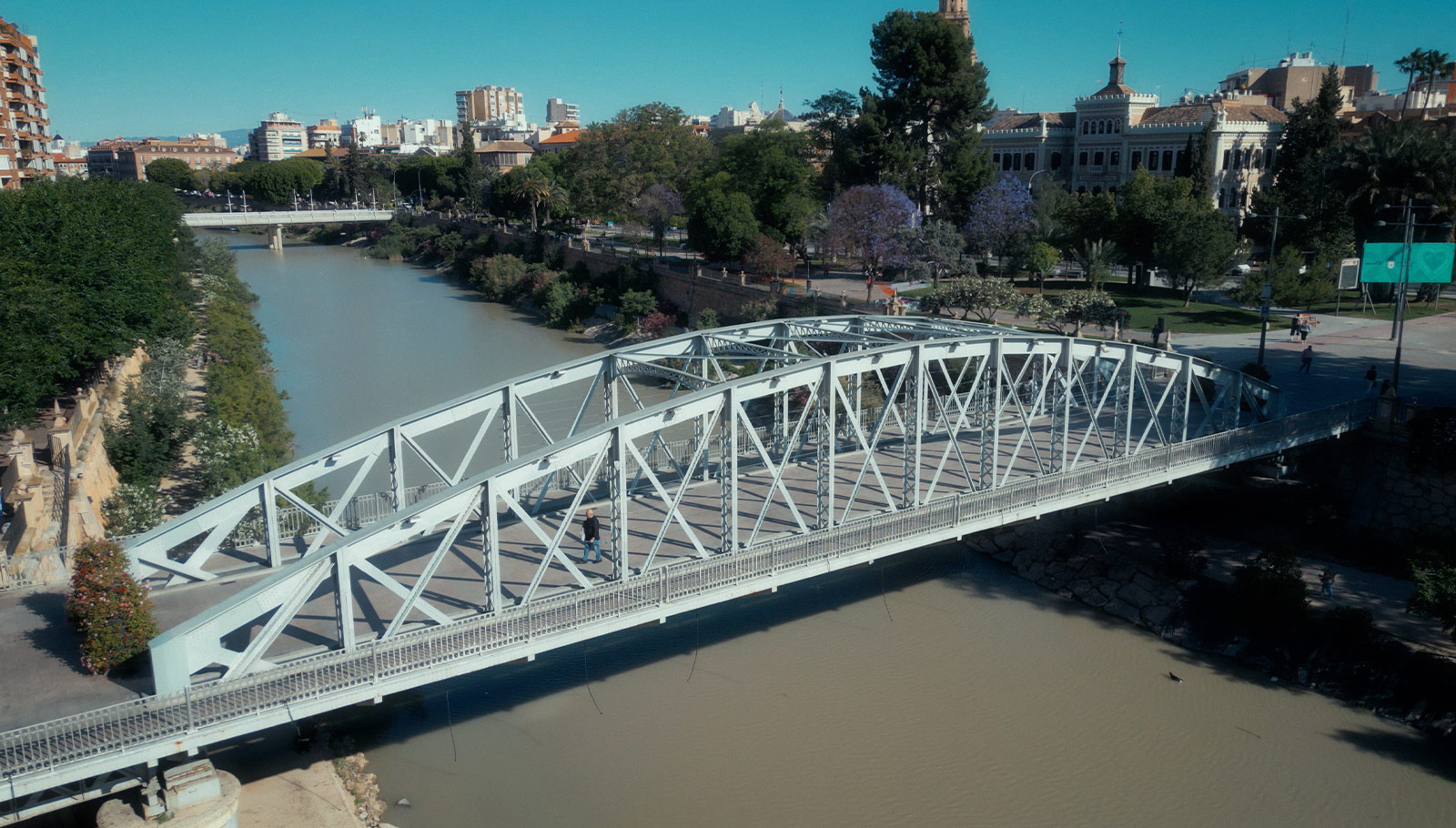 Vista aérea de Murcia con puente histórico
